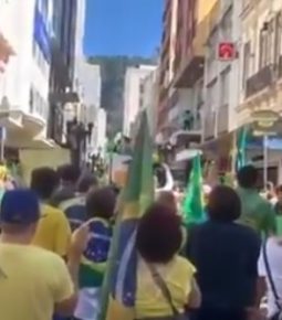 Apoiadores oram no local onde Bolsonaro levou facada em Juiz de Fora