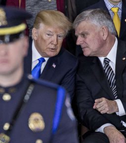 Franklin Graham junta igrejas para dia de oração contra inimigos de Trump