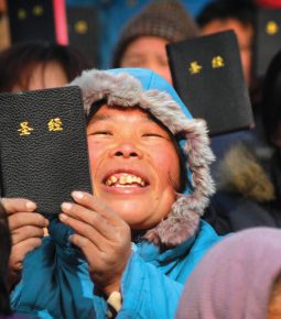 Chineses memorizam a Bíblia com medo do governo: “Não podem tirar o que está no coração”