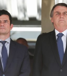Bolsonaro se reúne com Moro e o condecora após vazamentos