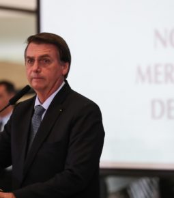 Bolsonaro cria comitê para encerrar monopólio no gás