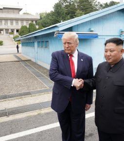 Trump se torna 1º presidente dos EUA a entrar na Coreia do Norte