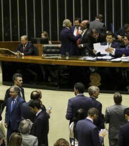 Congresso derruba veto de Bolsonaro sobre notícias falsas