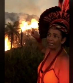 Vídeo de incêndio em aldeia não foi filmado na Amazônia