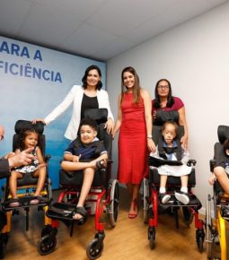 No DF, Michelle participa de entrega de cadeiras de rodas