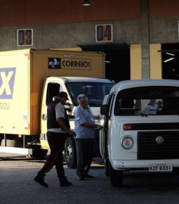 Funcionários dos Correios suspendem greve até outubro