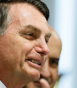 Bolsonaro comemora medida sobre venda de bens do tráfico