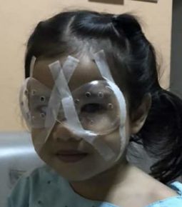 Menina faz cirurgia nos olhos por uso excessivo de celular