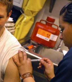 Vacinação de jovens de 20 a 29 anos começa nesta segunda