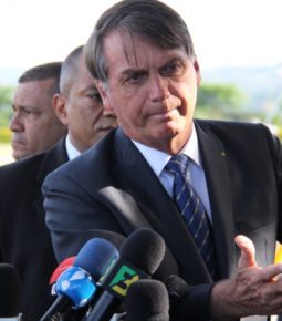 Bolsonaro demitirá secretário que usou avião da Força Aérea
