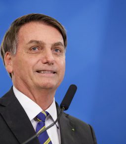 Bolsonaro celebra avanço de lei que fará preso “se bancar”
