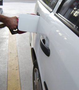 Petrobras decide cortar o preço da gasolina em 15%