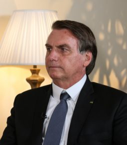 Bolsonaro diz avaliar projeto para flexibilizar isolamento
