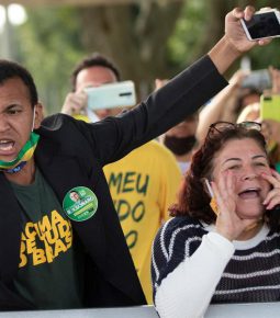 Globo e Folha abandonam plantão em frente ao Alvorada