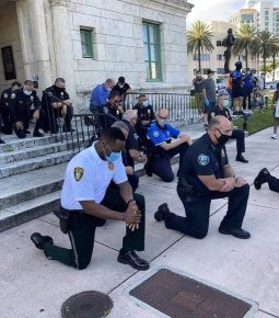 EUA: Policiais se ajoelham em frente a manifestantes