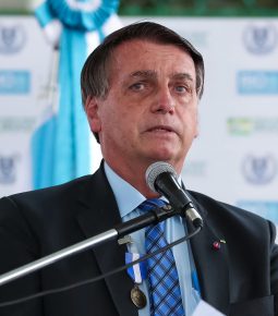 Bolsonaro defende que escola não forme apenas ‘militantes’