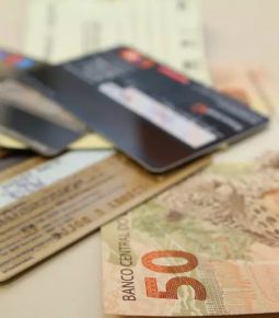 Senado aprova projeto que limita juros de cartão e cheque