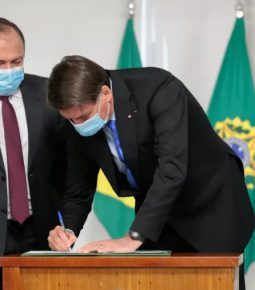 Covid-19: Bolsonaro libera R$ 2 bilhões para obter vacinas