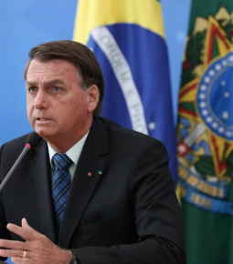 Bolsonaro critica fechamento do comércio: “Vem o desemprego”