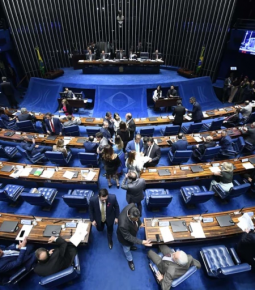 Senadores aprovam texto-base da PEC do auxílio em 1º turno