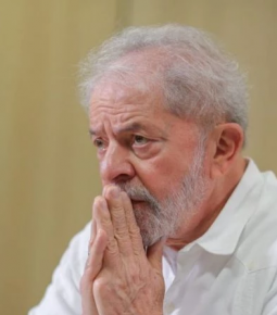 Juiz mantém bloqueio de bens de Lula ao mandar processos ao DF