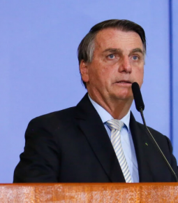Bolsonaro veta prazo de 5 dias para Anvisa autorizar vacinas