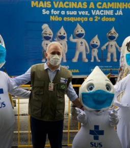Brasil é o 3º país que mais vacina por dia em doses totais