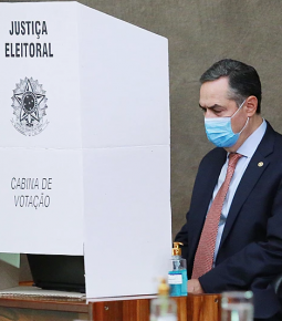 Barroso: ‘Voto impresso é menos seguro do que o eletrônico’