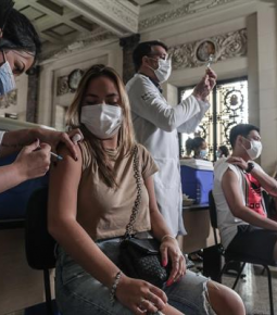 Com ritmo avançado, Brasil deve vacinar os adultos antes dos EUA
