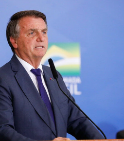 Bolsonaro pede em áudio que caminhoneiros liberem estradas