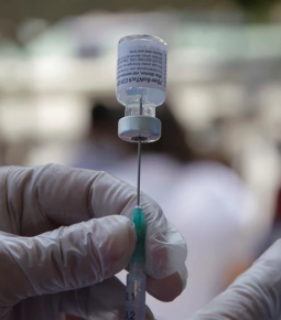 Governo suspende vacinação de adolescentes contra a Covid-19