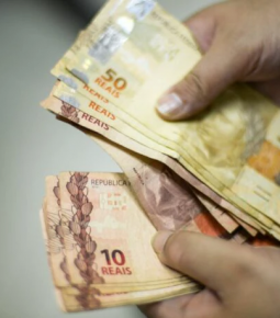 Auxílio Brasil deve ser de R$ 300 por mês, afirma ministro