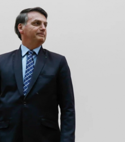 Bolsonaro anuncia auxílio diesel para ajudar caminhoneiros