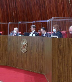 Três ministros votam contra cassação da chapa de Bolsonaro