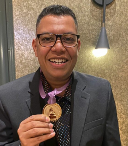 Anderson Freire recebe medalha do Grammy Latino 2021