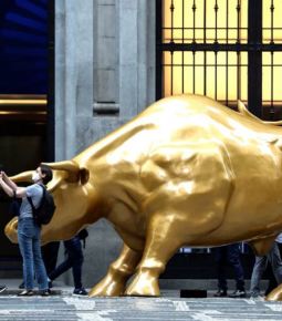 Bolsa de valores do Brasil ganha estátua de ‘Touro de Ouro’