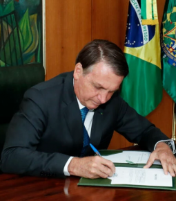 Bolsonaro torna oficial o projeto que regulamenta o Fundeb