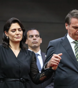 “Em oração pela minha família”, declara Michelle Bolsonaro