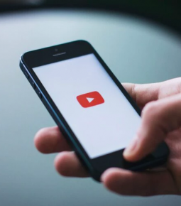 YouTube removeu 233 vídeos de canais de direita em 2021