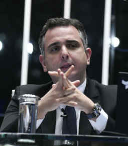 Presidente do Senado cobra “senso patriótico” da Petrobras