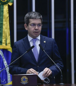 Planalto está desesperado com uma CPI do MEC, diz Randolfe