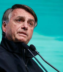 Junto de Collor e Lira, Bolsonaro confirma aumento do Auxílio