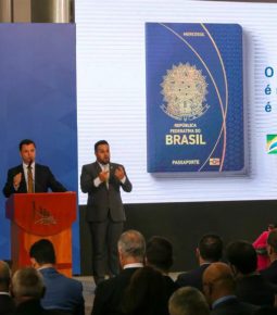 Governo apresenta os novos modelos de passaporte e do RG