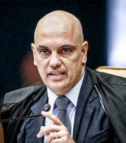 Moraes envia pedido de Randolfe contra Bolsonaro para a PGR