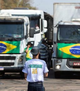 Bolsonaro quer auxílio dobrado para caminhoneiros em agosto