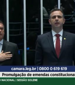 Diante de Bolsonaro, Congresso promulga PEC dos Benefícios