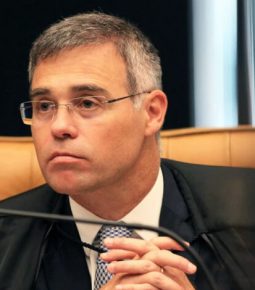 Mendonça pede vista e suspende julgamentos contra Bolsonaro